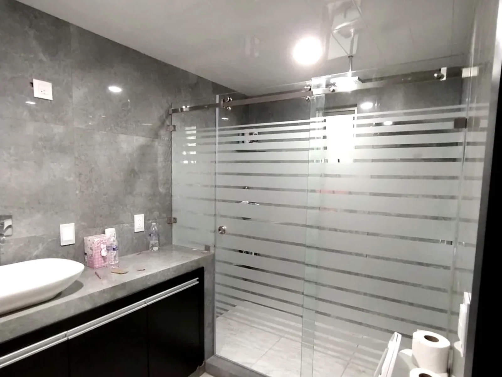 Cancel de baño instalado en residencia contemporánea